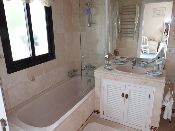 http://estatesinthesun.com/properties/wp-content/uploads/2012/11/ShowMedia-431.jpg