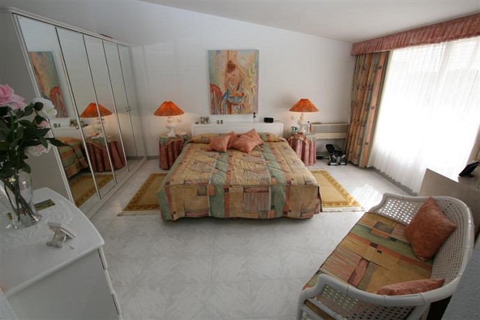http://estatesinthesun.com/properties/wp-content/uploads/2012/12/ShowMedia-21.jpg