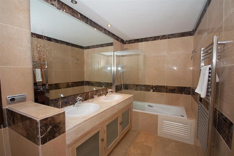 http://estatesinthesun.com/properties/wp-content/uploads/CSF3289CDS_photo5.jpg